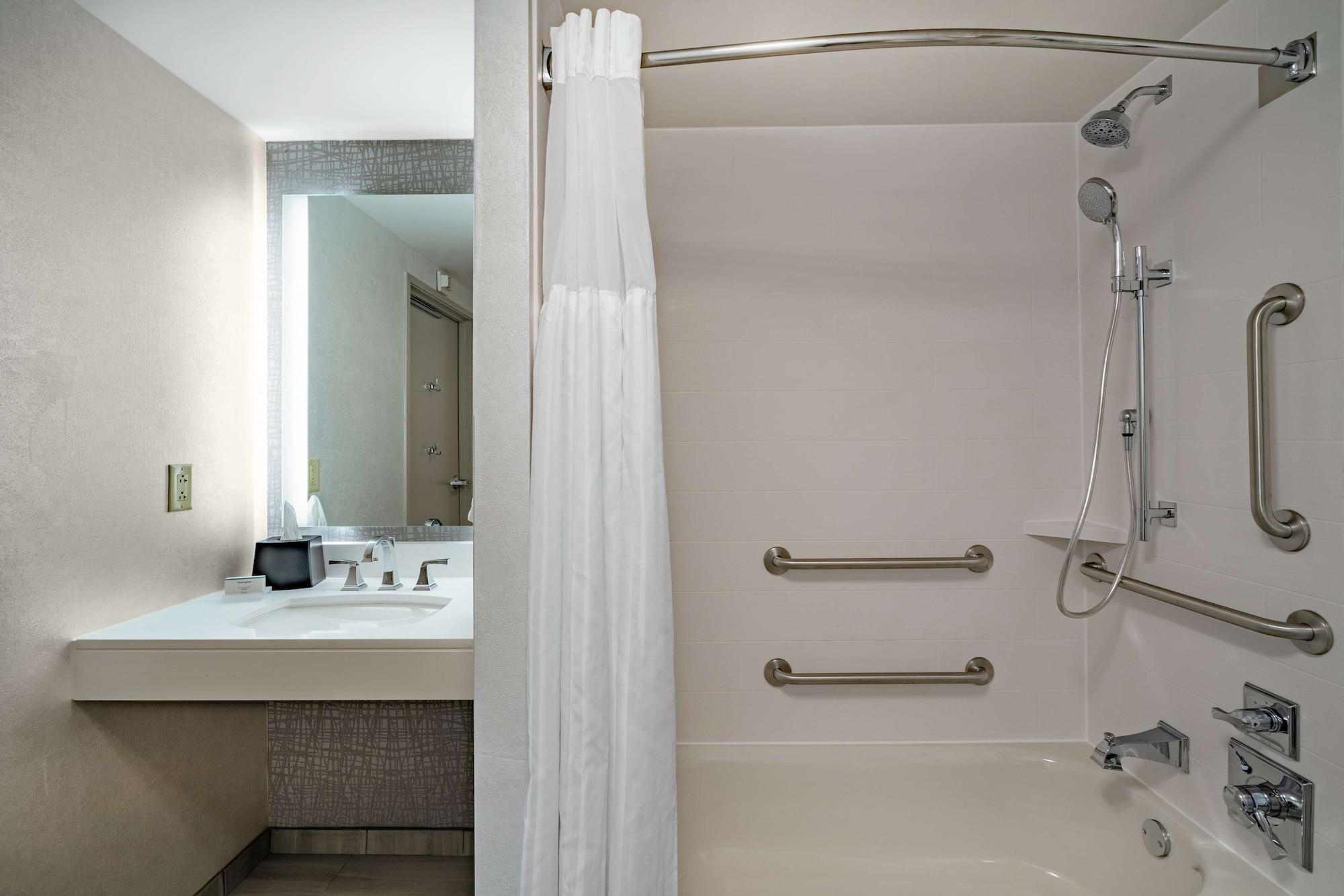 Hilton Garden Inn Louisville East Екстериор снимка
