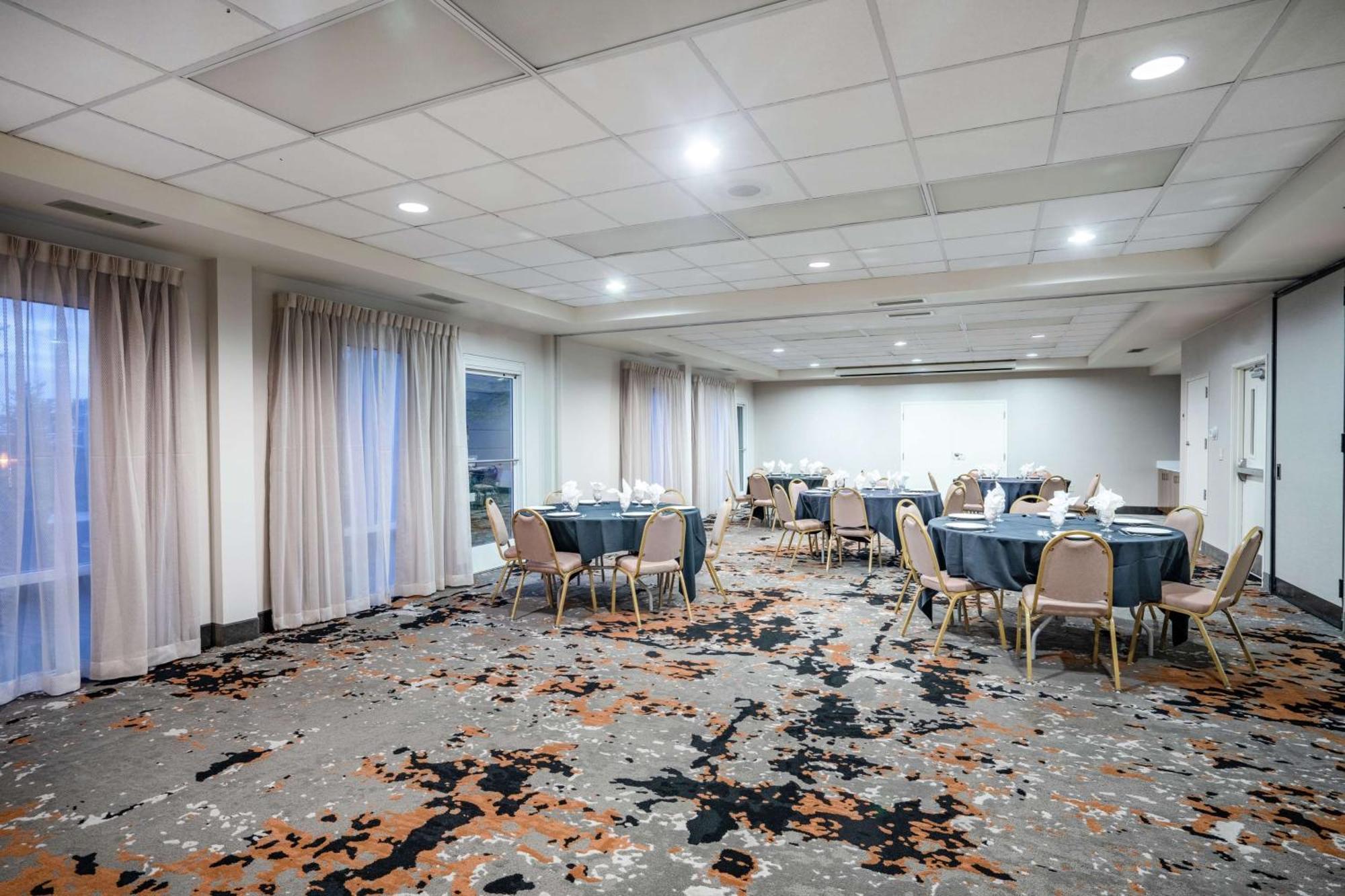 Hilton Garden Inn Louisville East Екстериор снимка