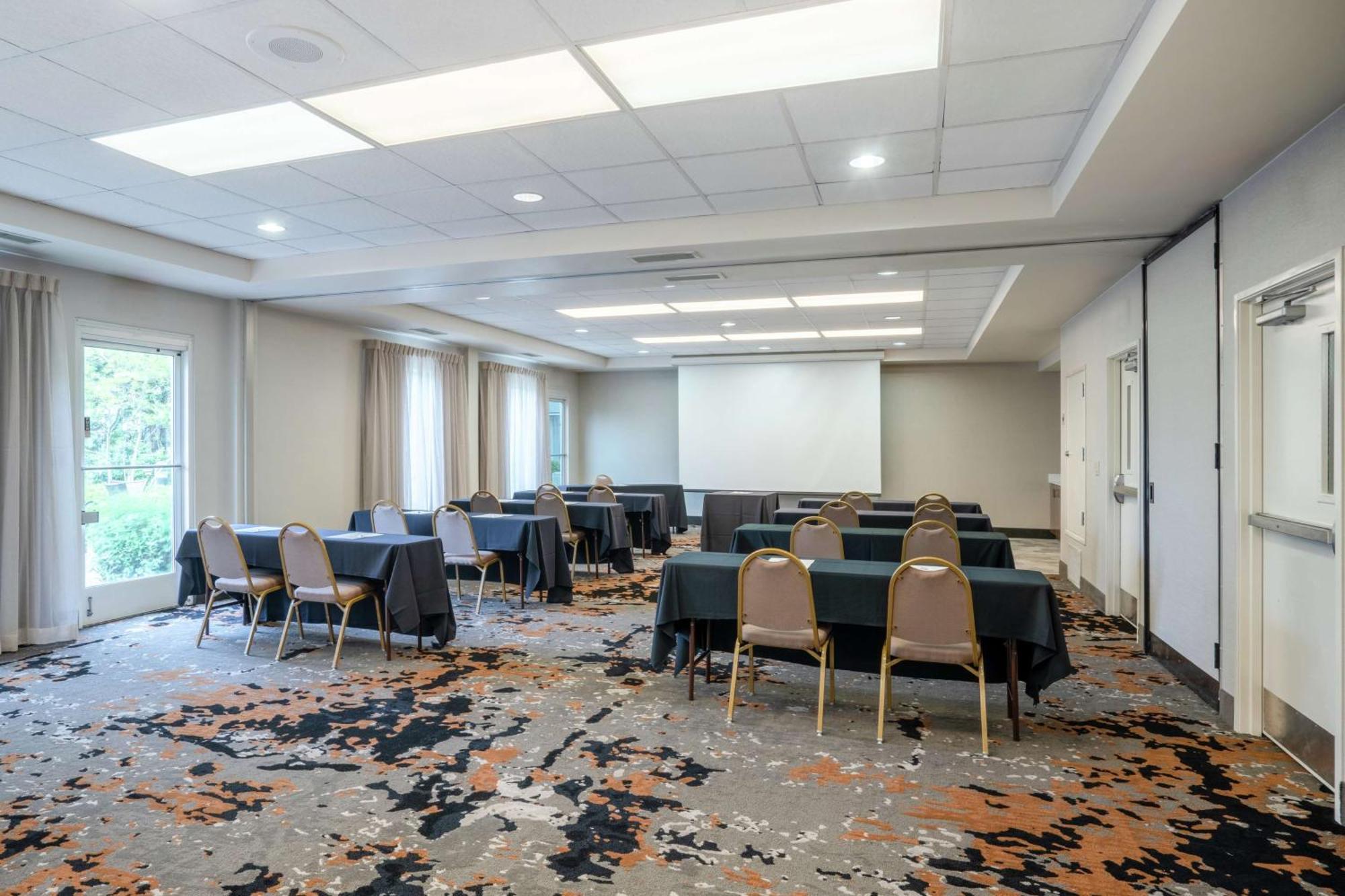 Hilton Garden Inn Louisville East Екстериор снимка
