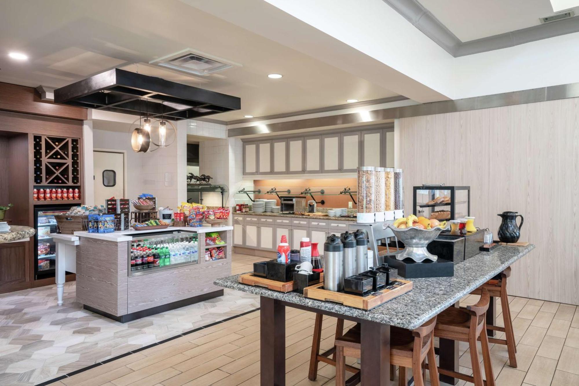 Hilton Garden Inn Louisville East Екстериор снимка