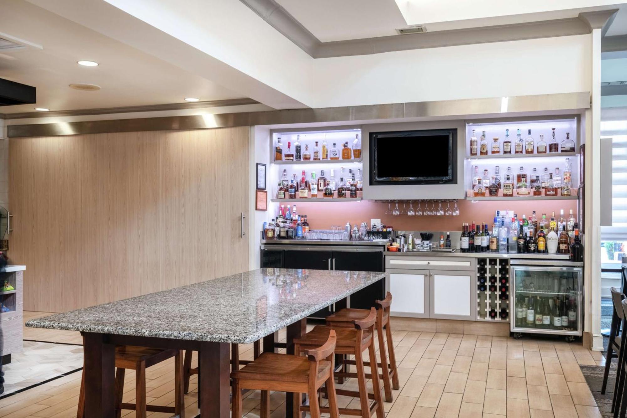 Hilton Garden Inn Louisville East Екстериор снимка