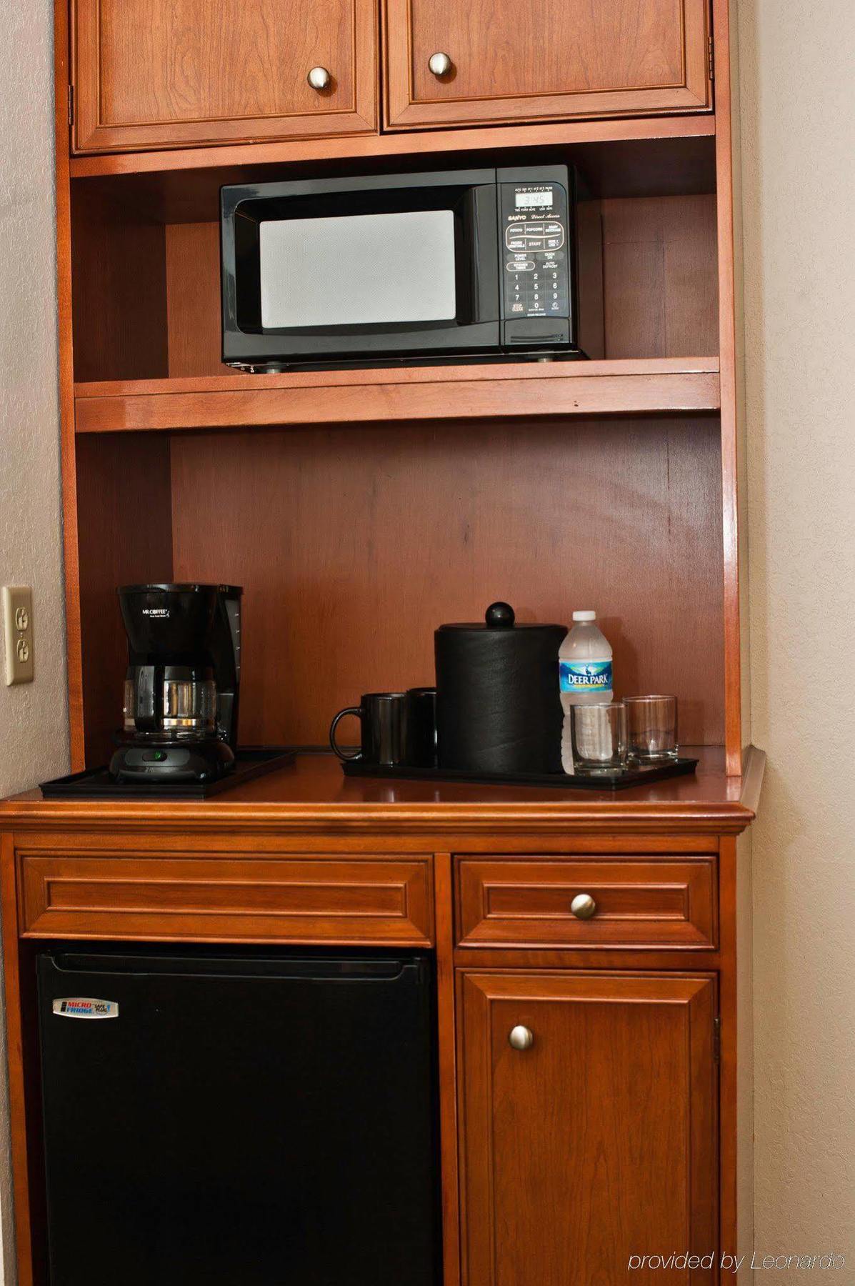 Hilton Garden Inn Louisville East Стая снимка
